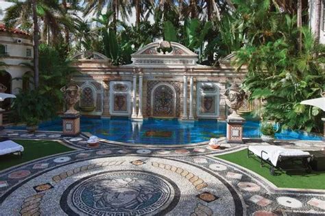 villa versace miami cadaveri|versace mansion news.